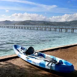 Na praia, passeios de caiaque, prática de remo/canoagem