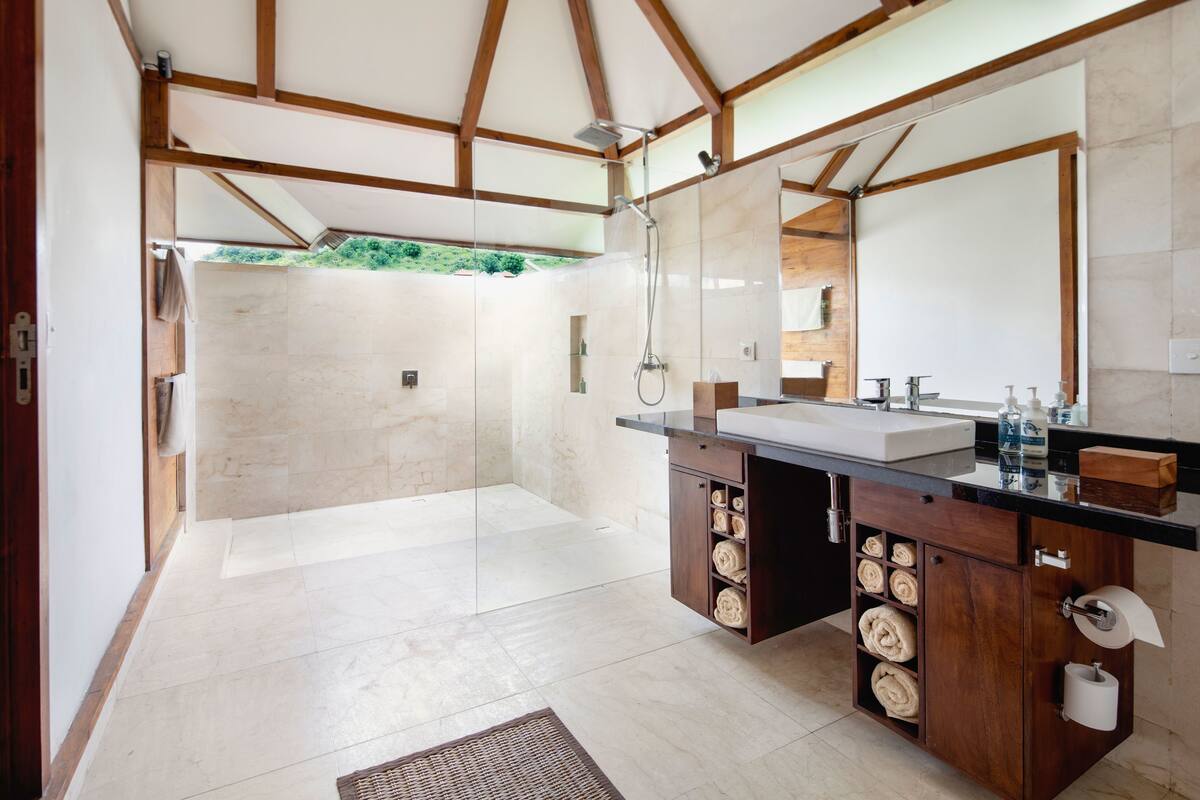 shower, rainfall showerhead, free toiletries, hair dryer