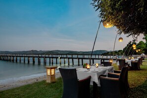 Breakfast, lunch, dinner served; international cuisine, beach views  - Kokomo Resort Gili Gede (Gili Gede)