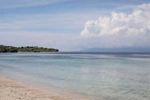 En la playa, kayaks y bote de remos o canoa 