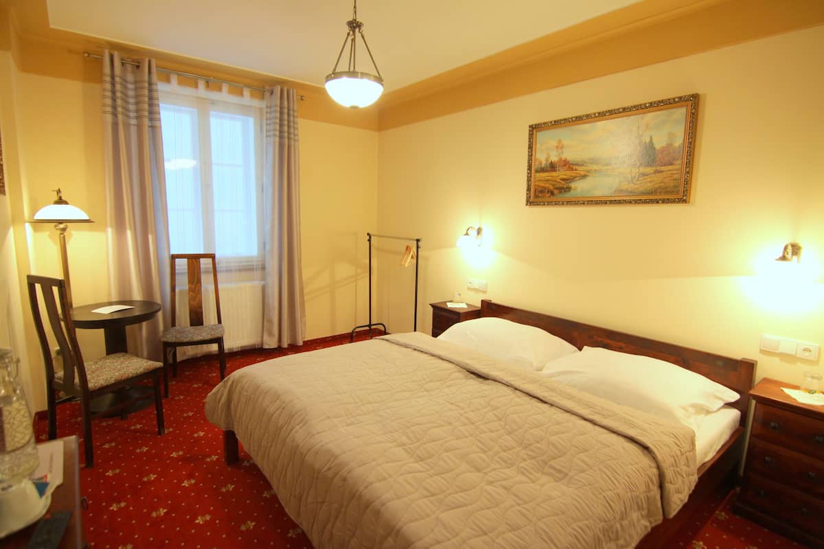 Doppia Standard, 1 letto matrimoniale, bagno privato, vista giardino | Minibar, una cassaforte in camera, una scrivania, Wi-Fi gratuito