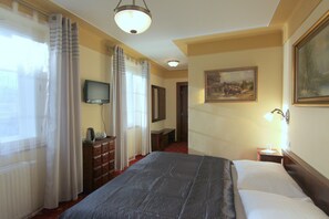 Habitació doble estàndard, 1 dormitori, amb bany privat, vistes al jardí | Minibar, caixa forta a l'habitació, escriptori i wifi gratuïta 