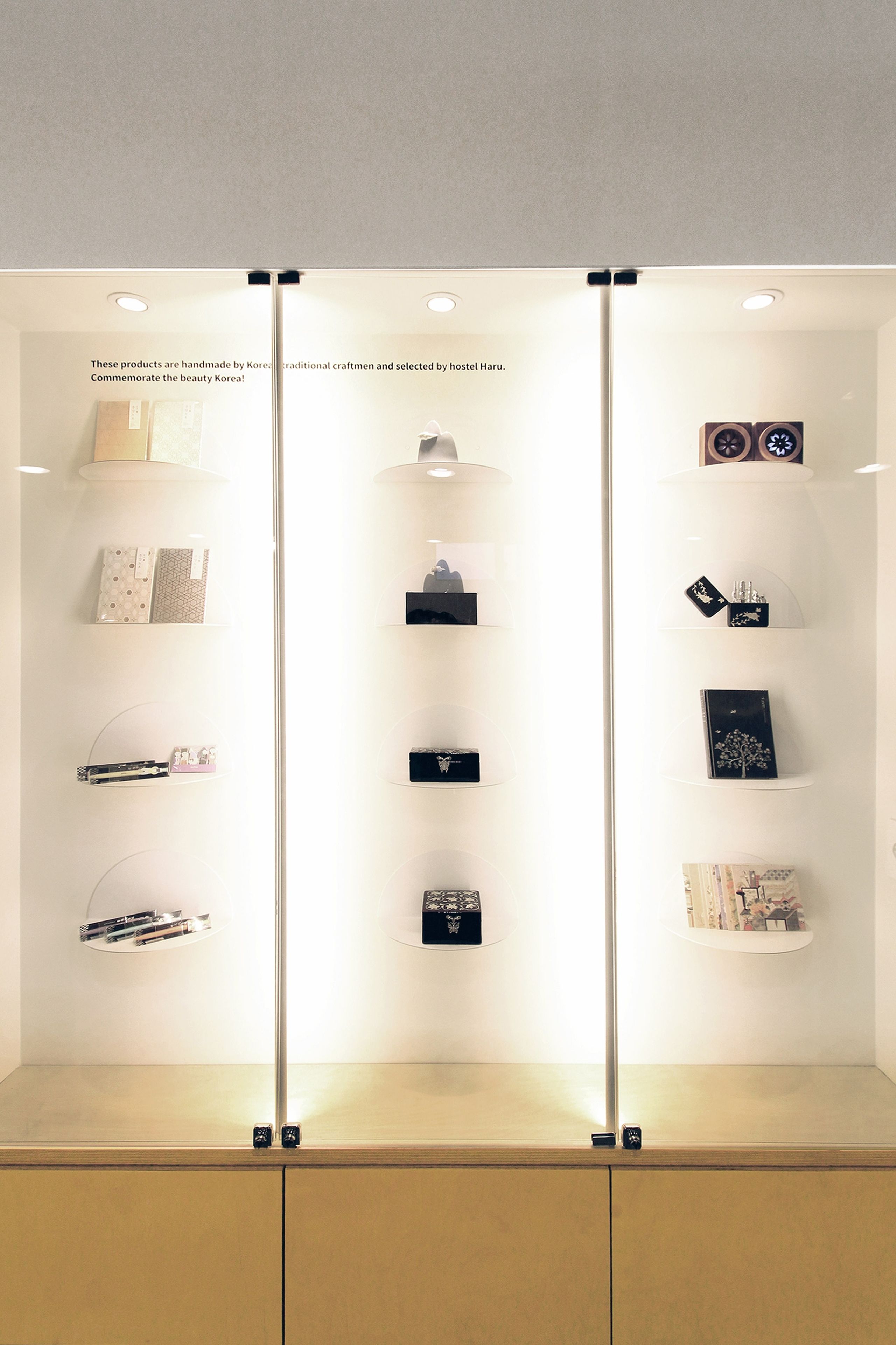 Exhibición de bolsos en estanterías con un texto sobre la artesanía coreana.