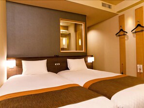 Edredón, escritorio, cortinas blackout y wifi gratis