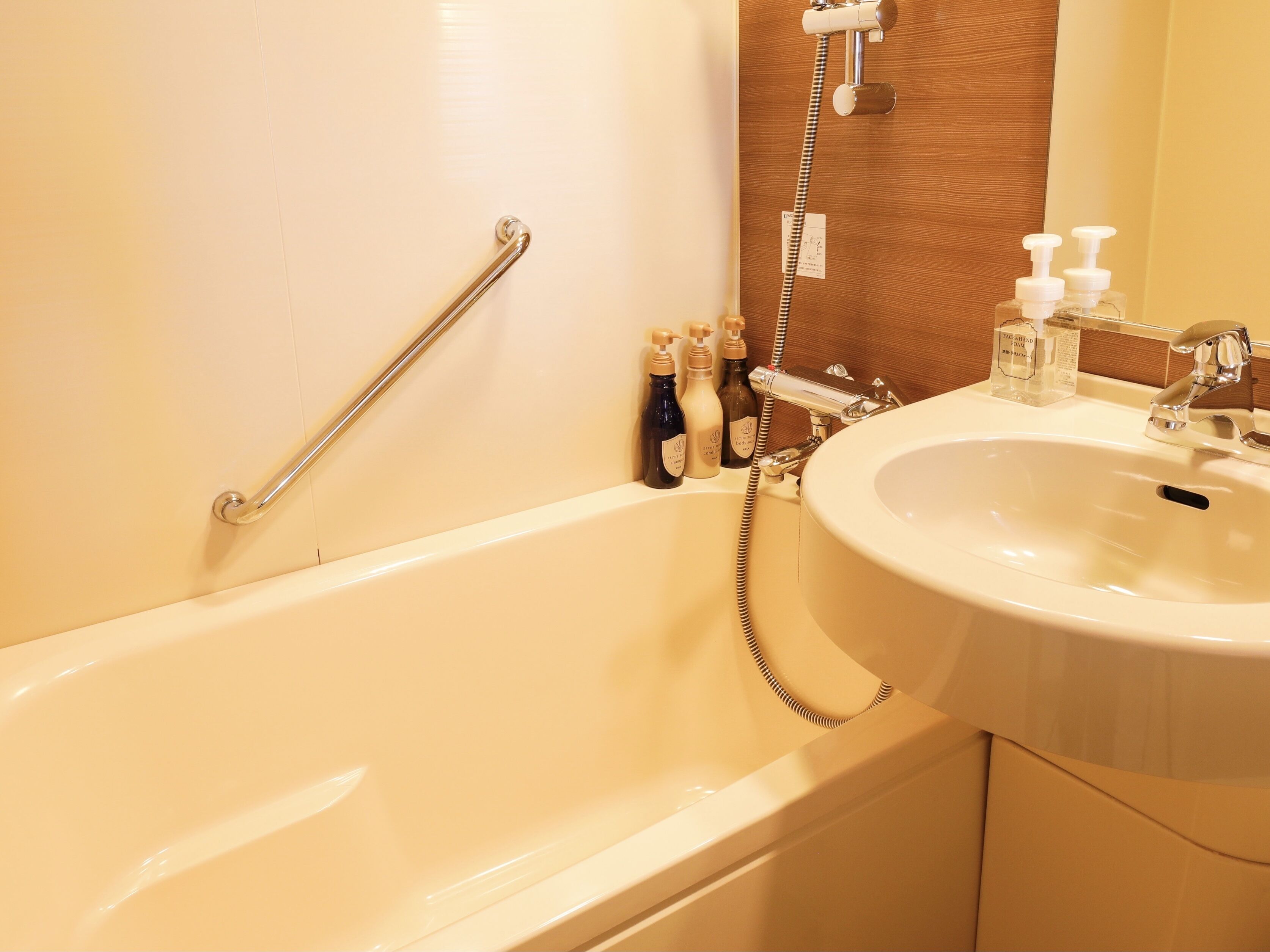 combined shower/bathtub, deep-soaking bathtub, free toiletries