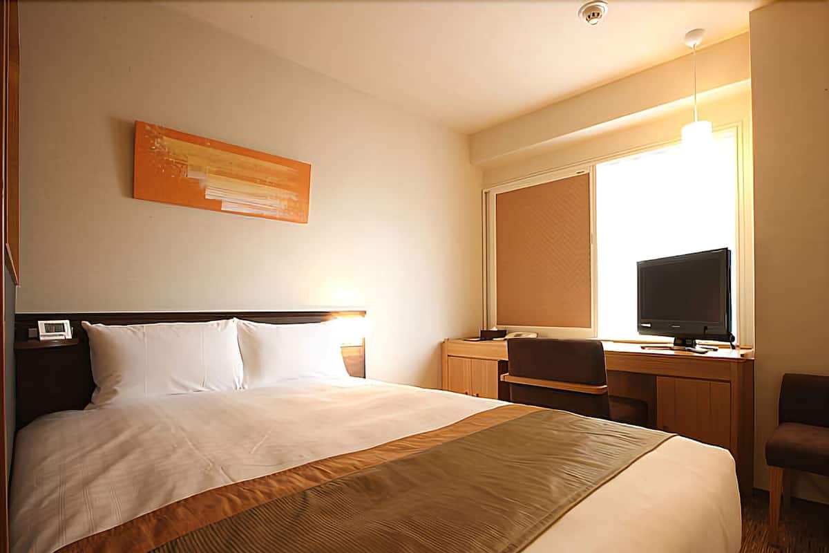 Edredón, escritorio, cortinas blackout y wifi gratis