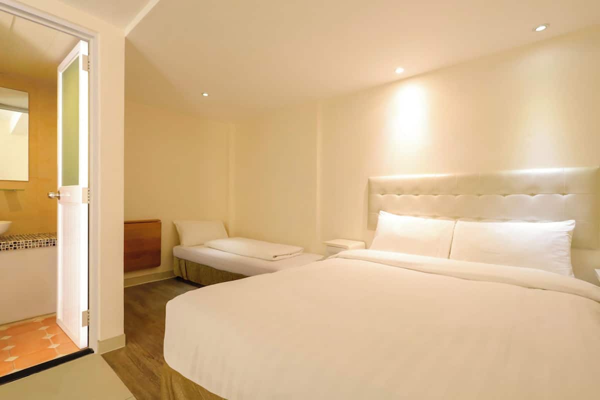 Habitación triple Deluxe, planta baja (Pak She) | Wifi gratis y ropa de cama