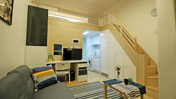 Sky View Twin | Living area | 32-inch flat-screen TV with cable channels, TV