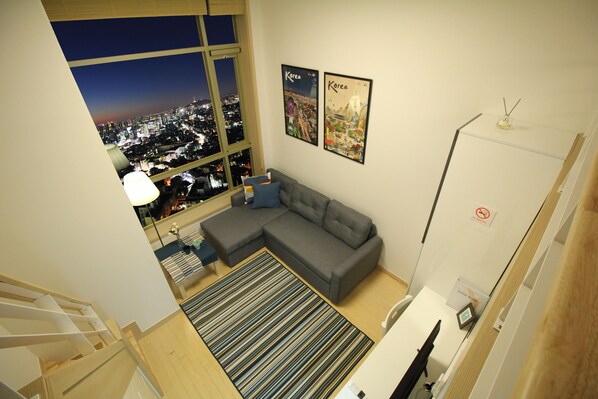 Sky View Twin | Living area