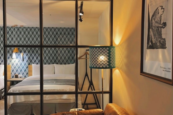 City vierpersoonskamer, 2 tweepersoonsbedden | Woonruimte | Een 40-inch ledtelevisie met digitale zenders en een televisie