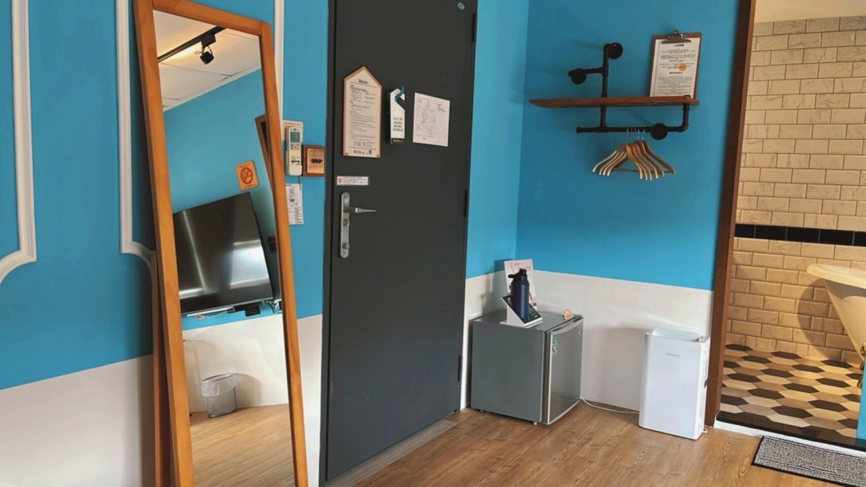 exclusive double room | living area | 40-inch led tv with digital channels, tv, pay films