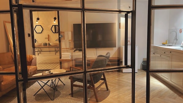 Habitació quàdruple urbana, 2 llits dobles | Sala d'estar | Televisor LED de 40 polzades amb canals digitals i televisor