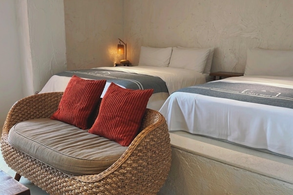 Luxe vierpersoonskamer, 2 tweepersoonsbedden | Lakens van Egyptisch katoen, luxe beddengoed, donzen dekbedden