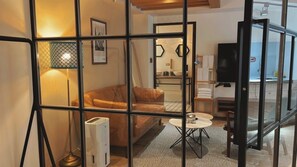 08号房：完美公寓 | 起居区 | 40-英寸LED 电视（配备数码频道）、电视、收费电影