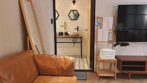 City Quadruple Room, 2 Double Beds | Living area | 40-inch LED TV with digital channels, TV, pay movies - Journey Town Inn - Nanjing Branch II (Taipei)