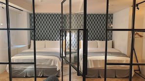 Habitació quàdruple urbana, 2 llits dobles | Llençols de cotó egipci, roba de llit d'alta qualitat i cobrellits