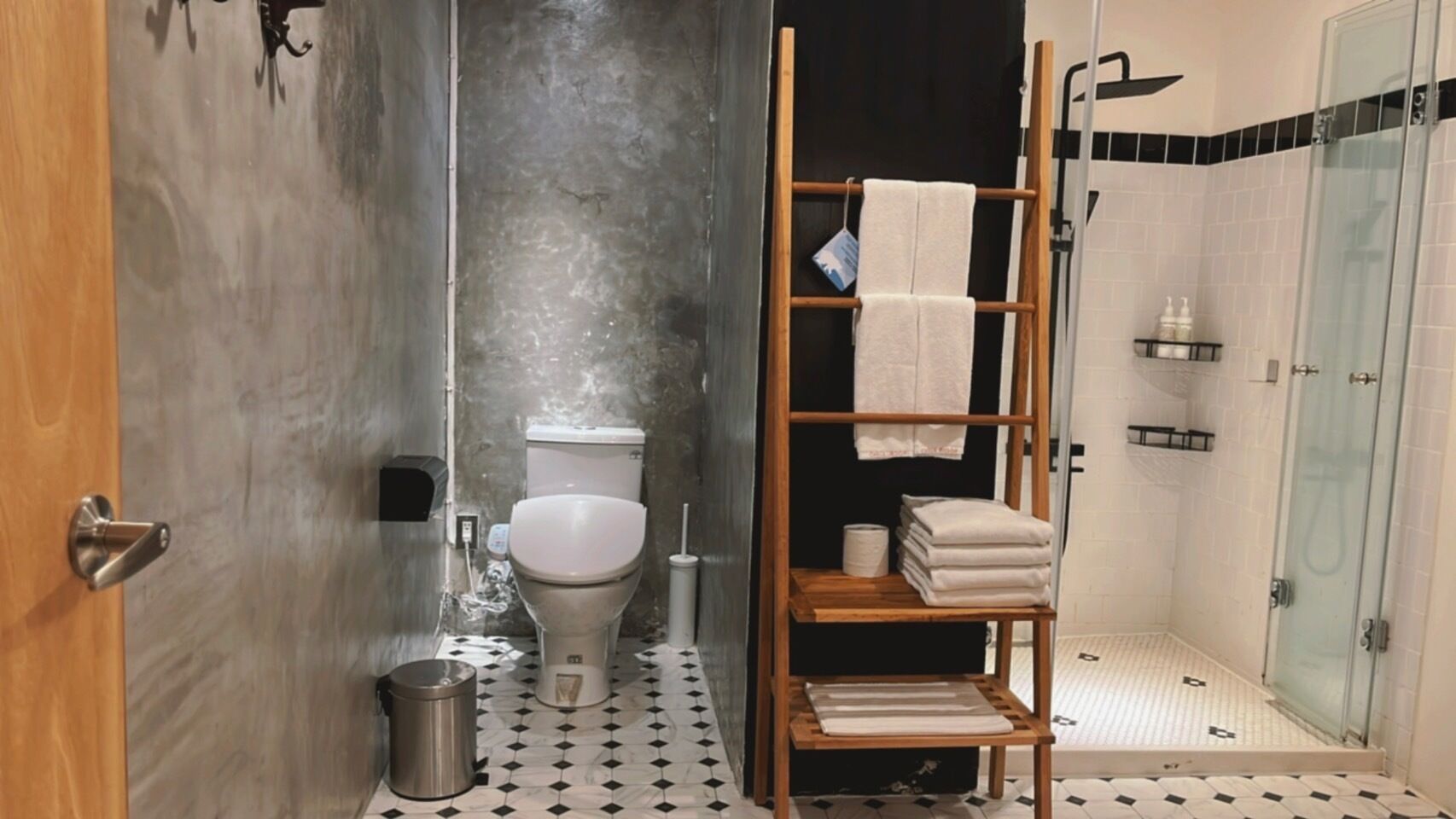 Chambre Quadruple Majestueuse, 2 lits doubles | Salle de bain | Douche, douche à « effet pluie », articles de toilette gratuits