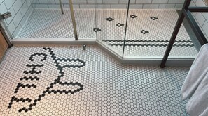 06号房：柯比意 | 浴室 | 淋浴设施、大花洒淋浴喷头、免费洗浴用品、吹风机