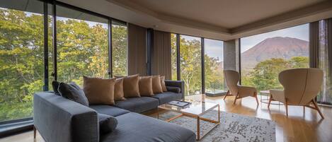 Suite panorámica, 3 habitaciones, para no fumadores (Yotei, Penthouse) | Área de sala de estar | Televisión de pantalla plana, reproductor de DVD y piso con calefacción