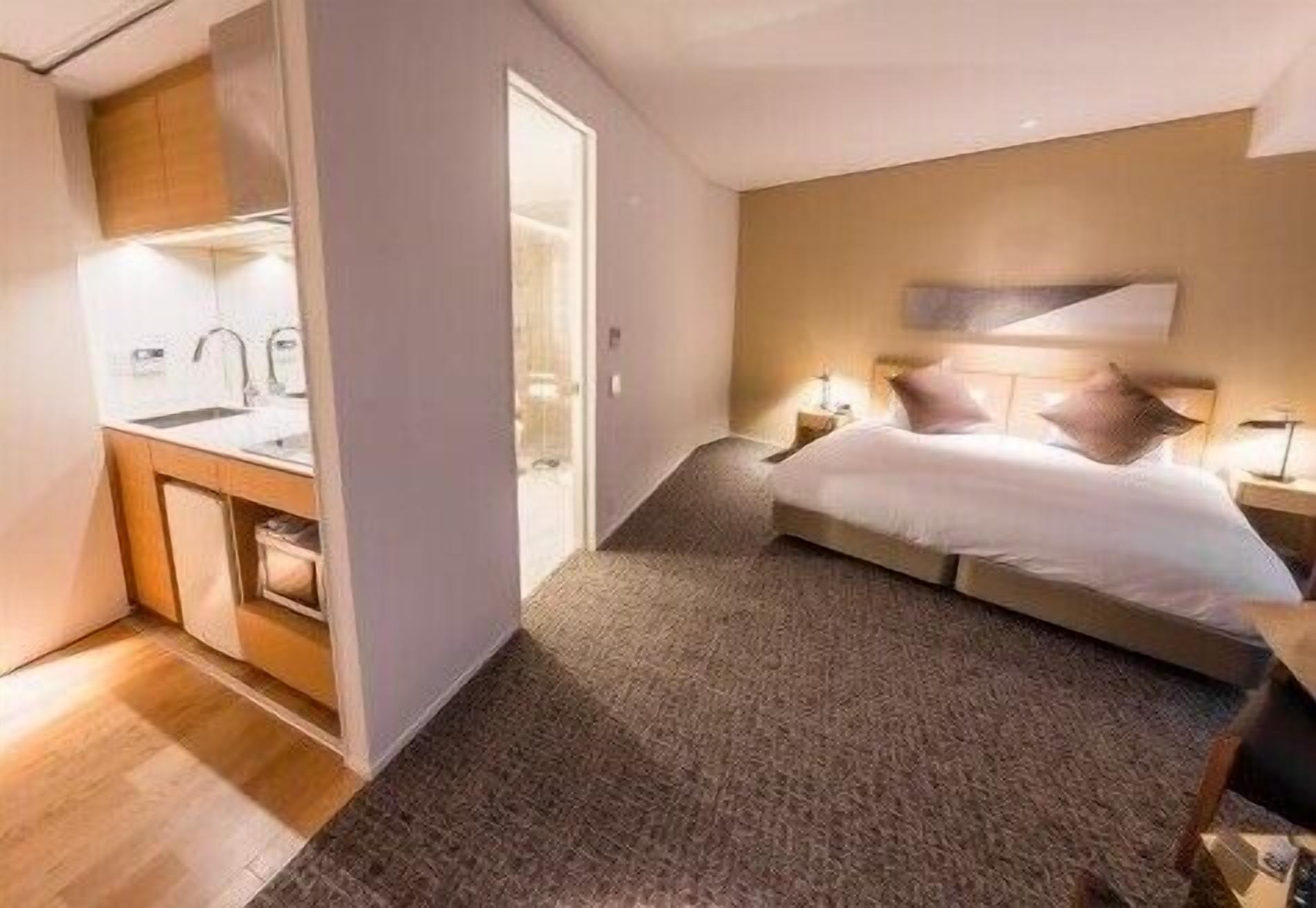 Premium bedding, soundproofing, iron/ironing board, free WiFi
