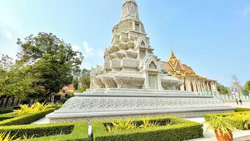 Un temple orné de sculptures complexes et doté d’une toiture à plusieurs niveaux.