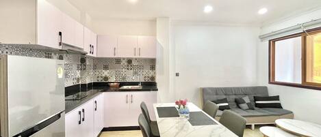 Family Apartment, 2 Bedrooms, Non Smoking, Kitchen | Laptop workspace, free WiFi, bed sheets