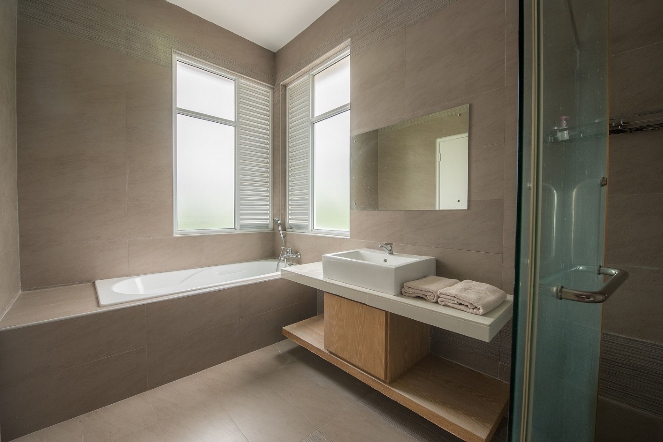 Baignoire et douche séparées, articles de toilette gratuits