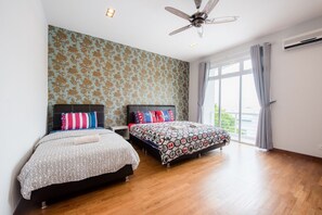 6 kamar tidur, seprai premium, meja kerja, dan setrika/meja setrika