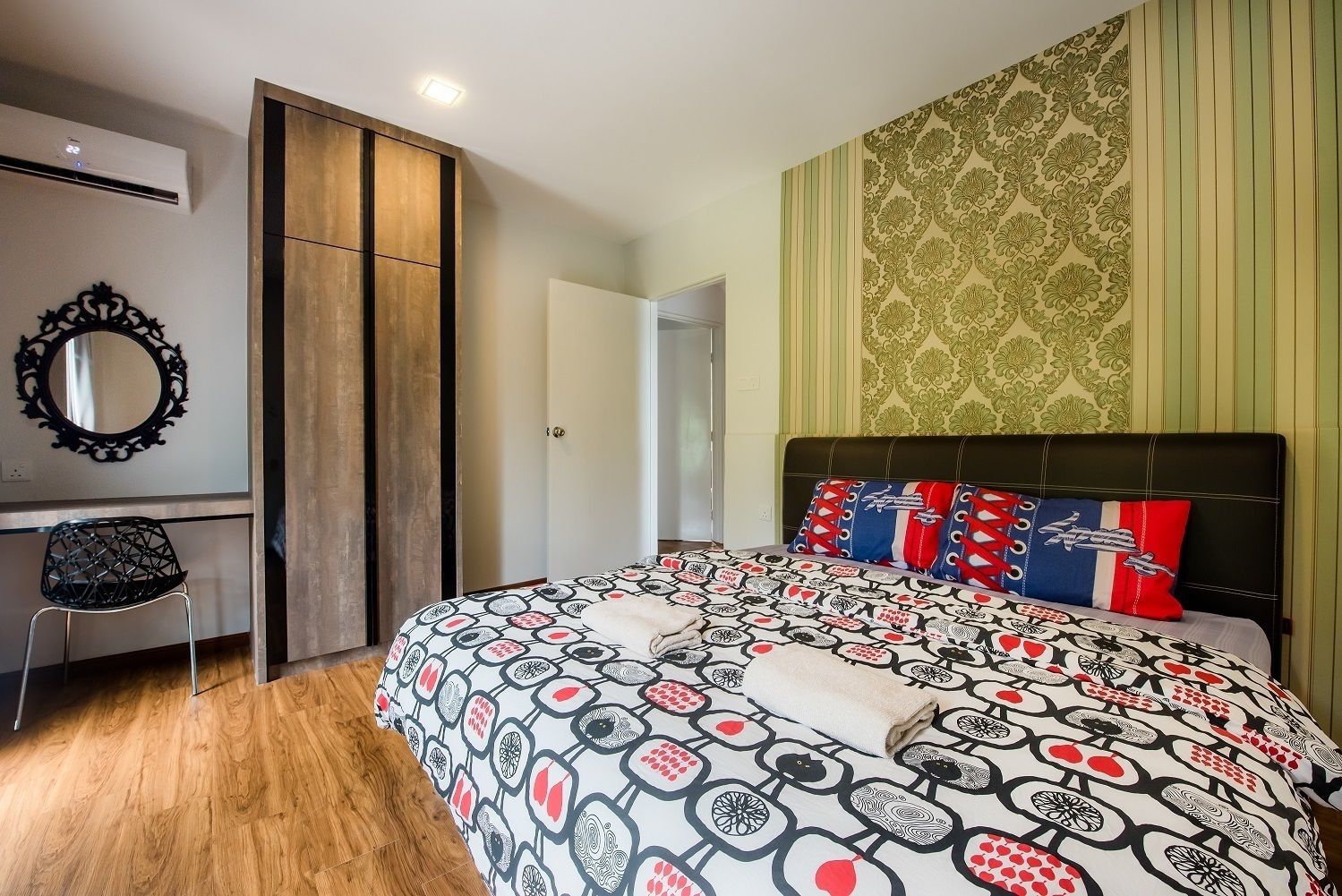 6 bedrooms, premium bedding, desk, iron/ironing board