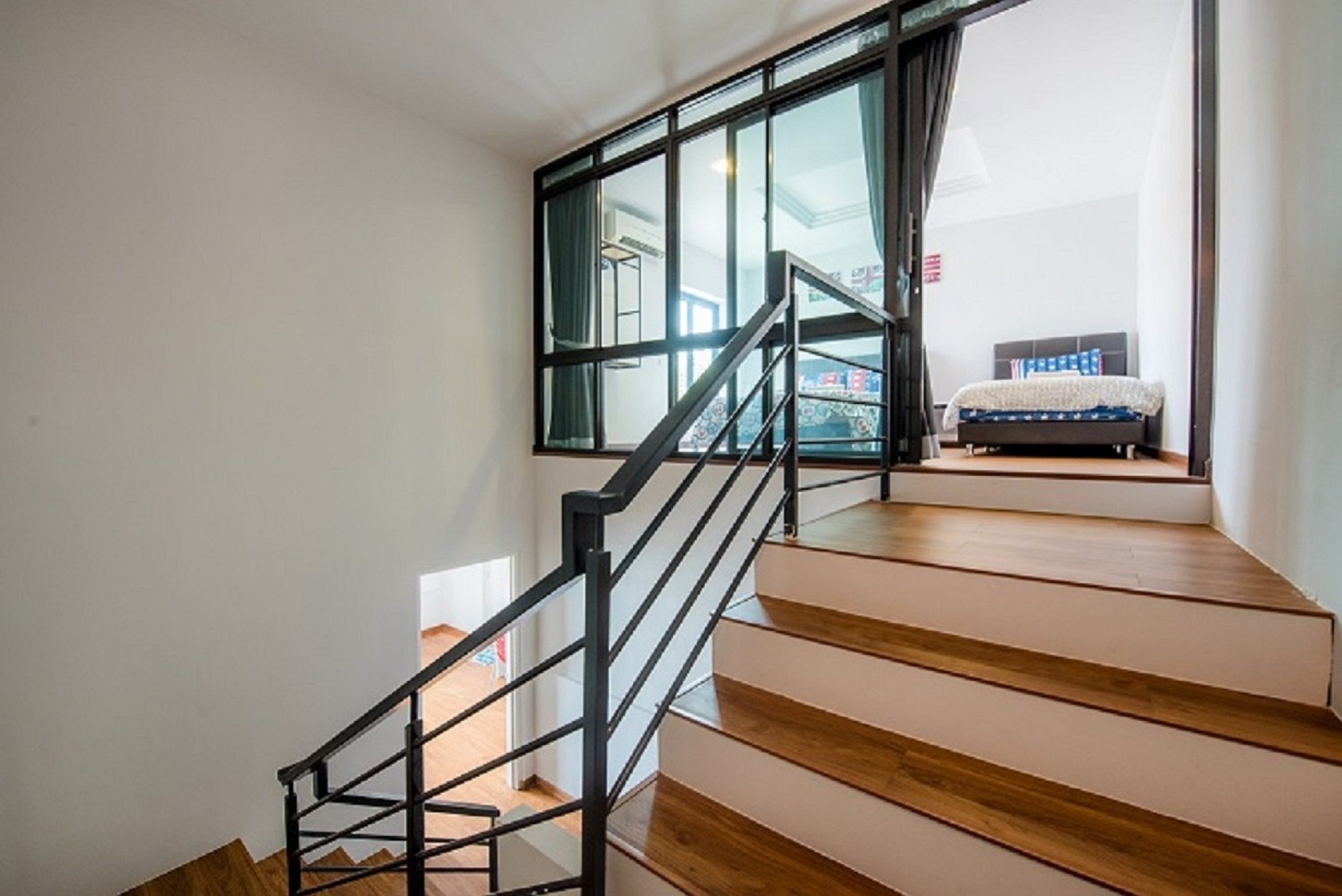 6 bedrooms, premium bedding, desk, iron/ironing board