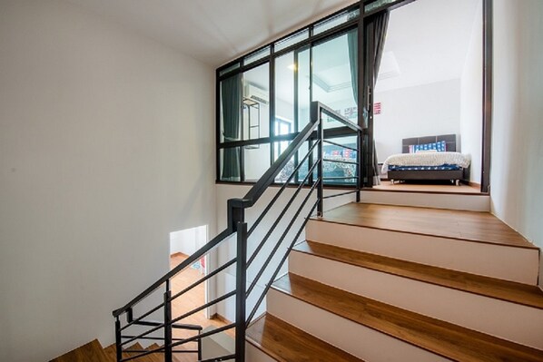 6 間睡房、高級寢具、�書桌、熨斗/熨衫板