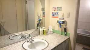 Kamar Double Standar | Kamar mandi | Bathtub dan shower terpisah dan bathtub dengan aliran air