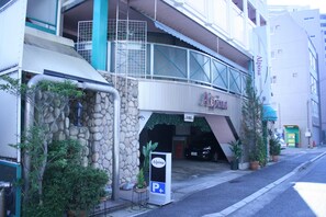 Front of property - Hotel Alpina (Kobe)