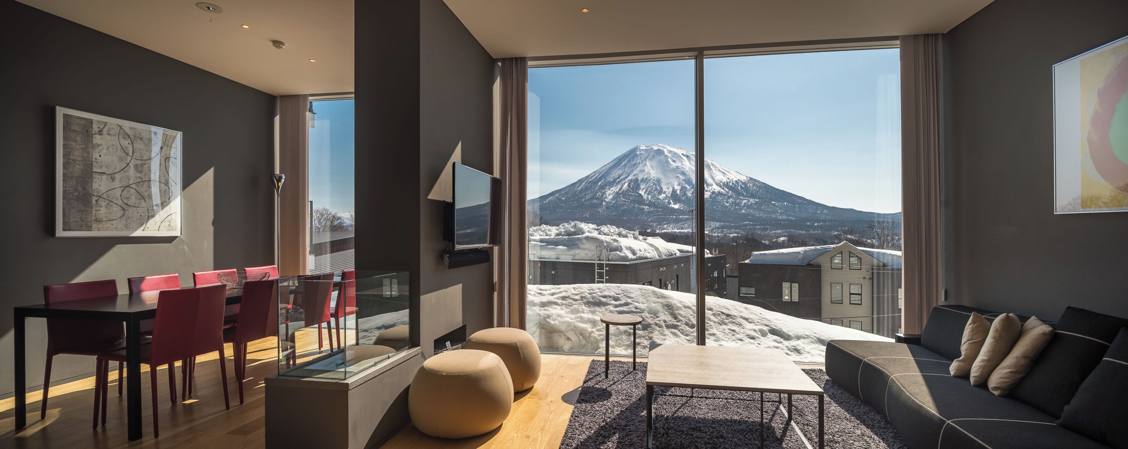 Suite, 3 slaapkamers, niet-roken | Woonruimte | Flatscreentelevisie, een open haard en een dvd-speler