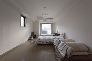 Standard Double Room (4 People) | Free WiFi - Umeda Apartment Comfy (Osaka)