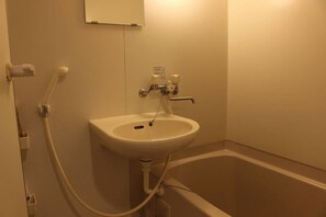 Tina y regadera independientes y amenidades de baño gratuitas 