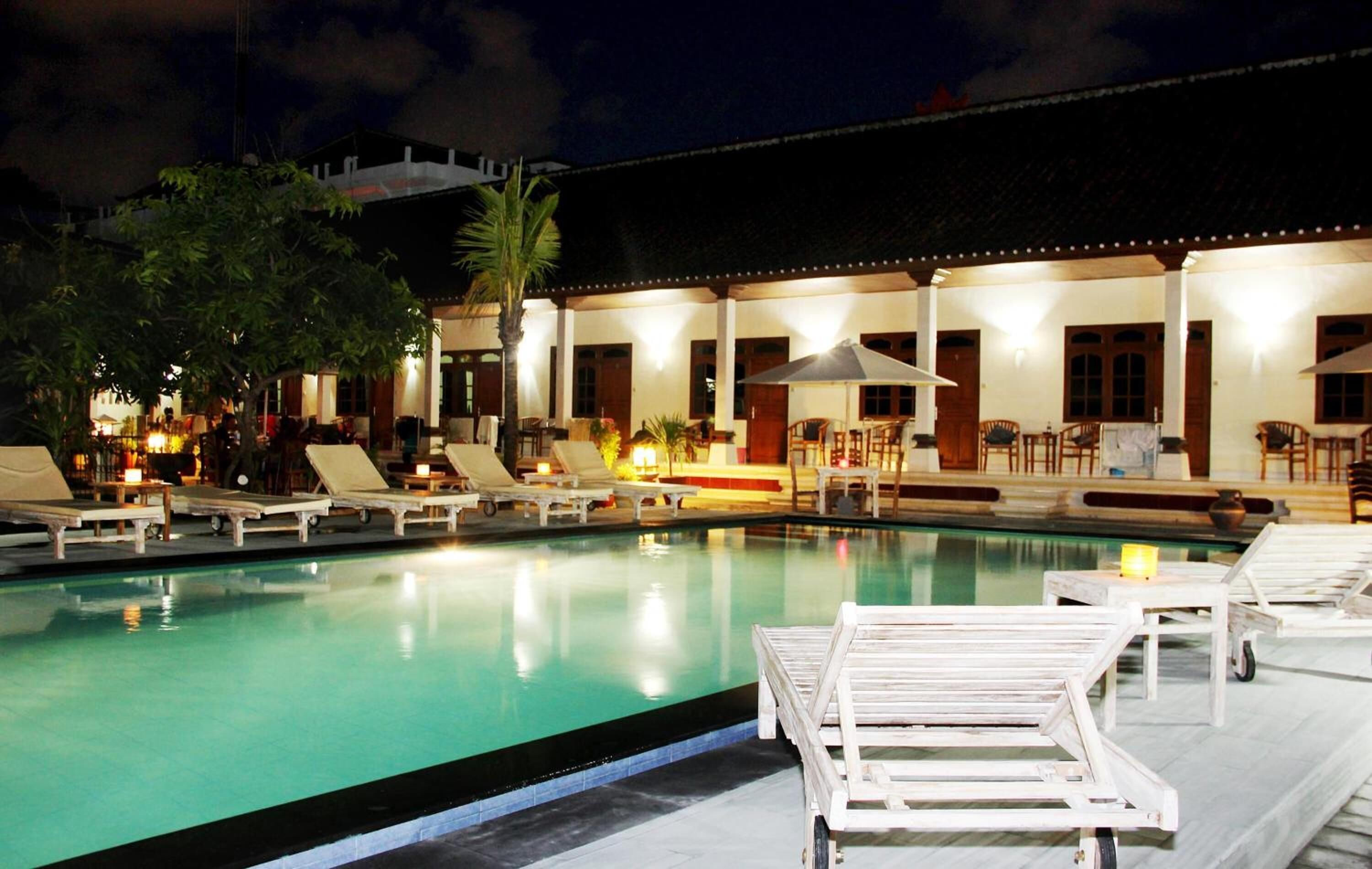 Piscina externa, espreguiçadeiras