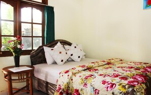 Minibar, in-room safe, desk, blackout drapes - Warung Coco Hostel (Kuta)