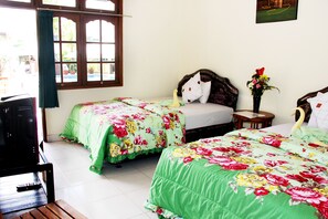 Minibar, in-room safe, desk, blackout drapes - Warung Coco Hostel (Kuta)