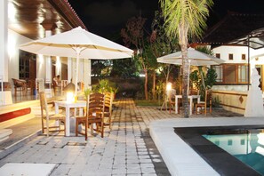Outdoor dining - Warung Coco Hostel (Kuta)