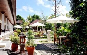 Property grounds - Warung Coco Hostel (Kuta)