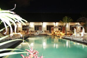 Piscine extérieure, chaises longues