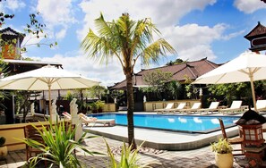 Outdoor pool, sun loungers - Warung Coco Hostel (Kuta)