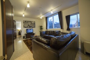 Departamento, 2 habitaciones, para no fumadores | Área de sala de estar | Televisión de pantalla plana 