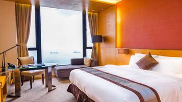 Een kluis op de kamer, een bureau, een strijkplank/strijkijzer