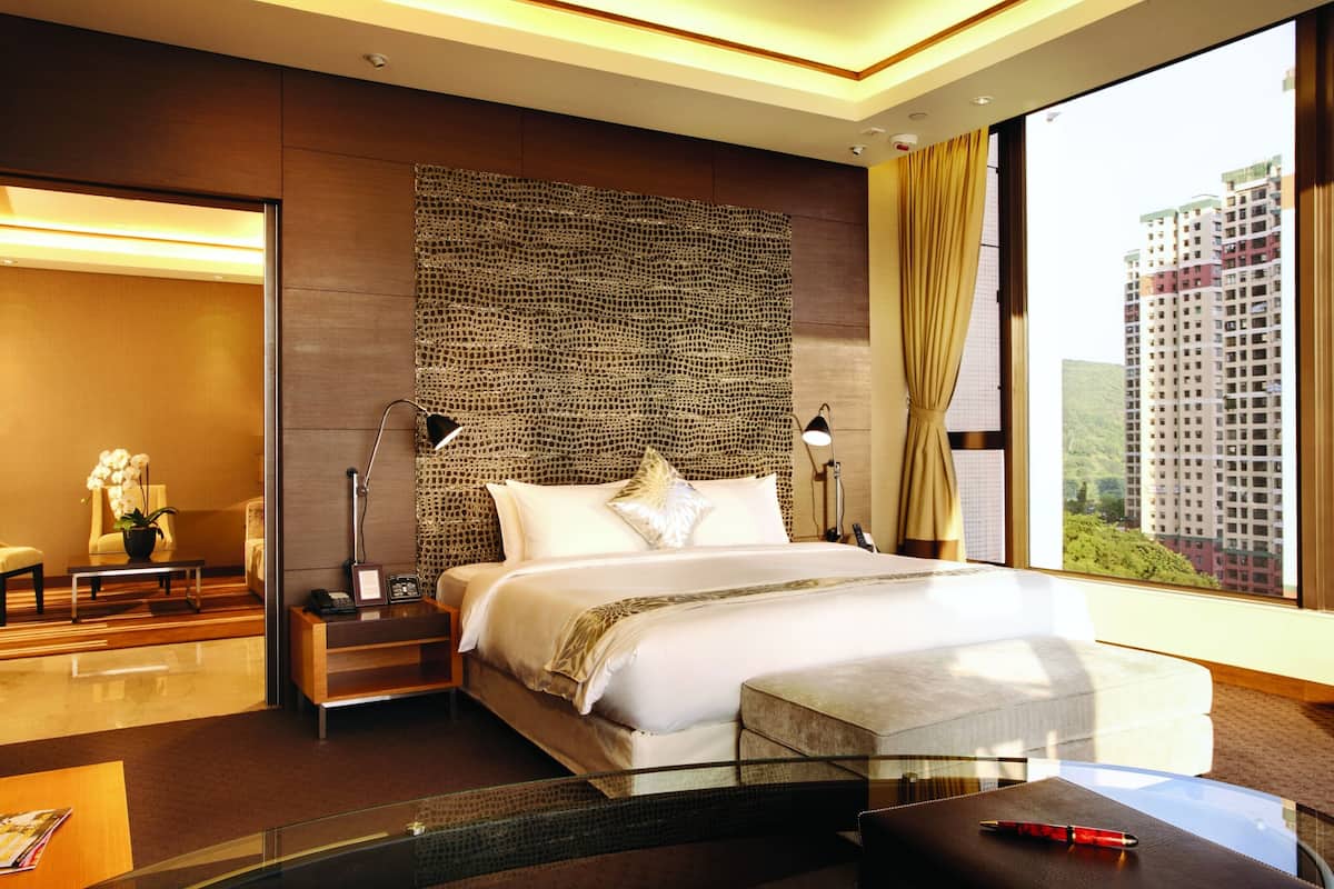 Ocean View Suite | In-room safe, desk, iron/ironing board (on request)