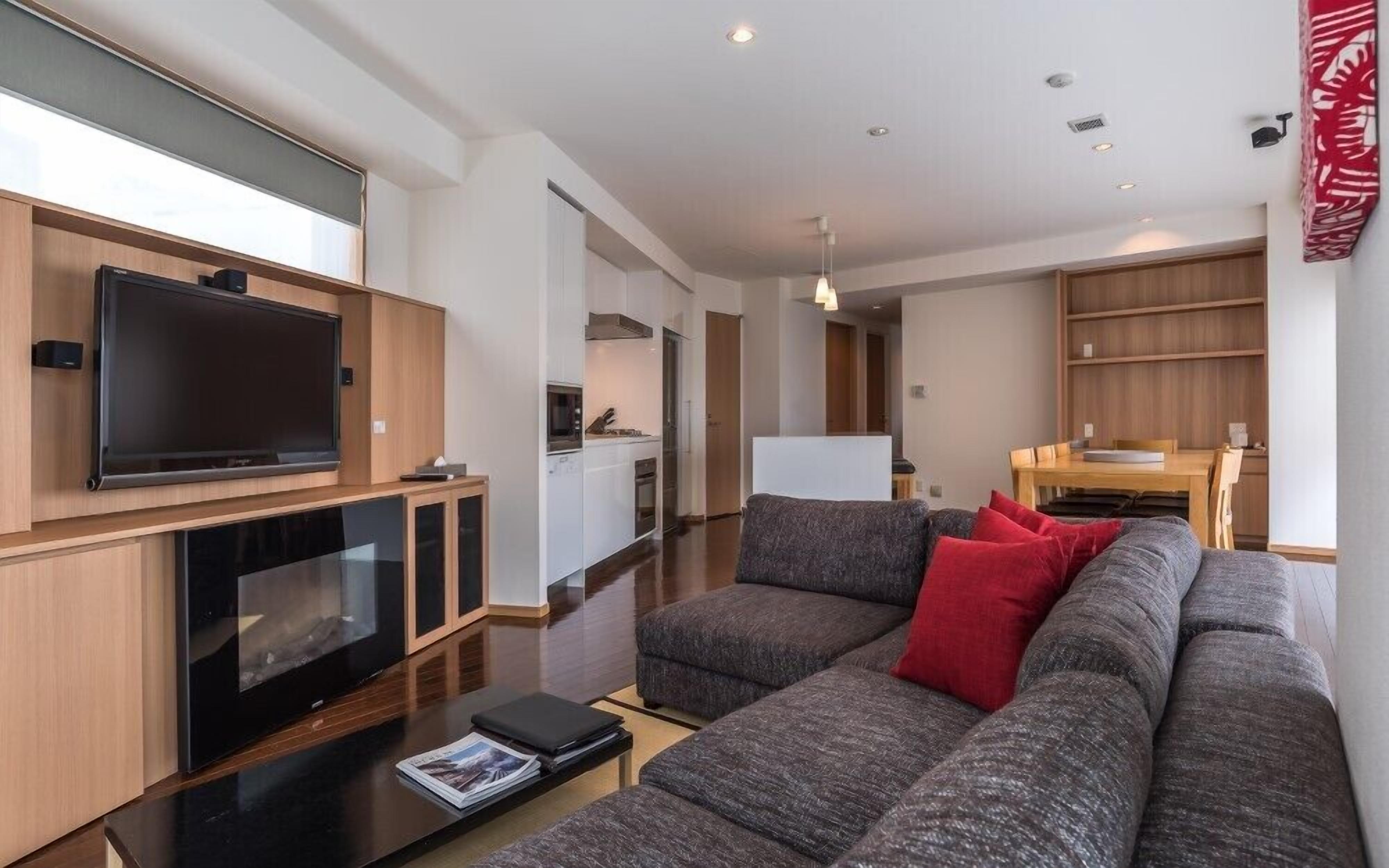 Living area | Flat-screen TV, fireplace, DVD player