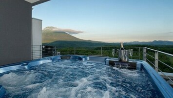 2 Bedroom Yotei Panorama Penthouse Suite | Jetted tub
