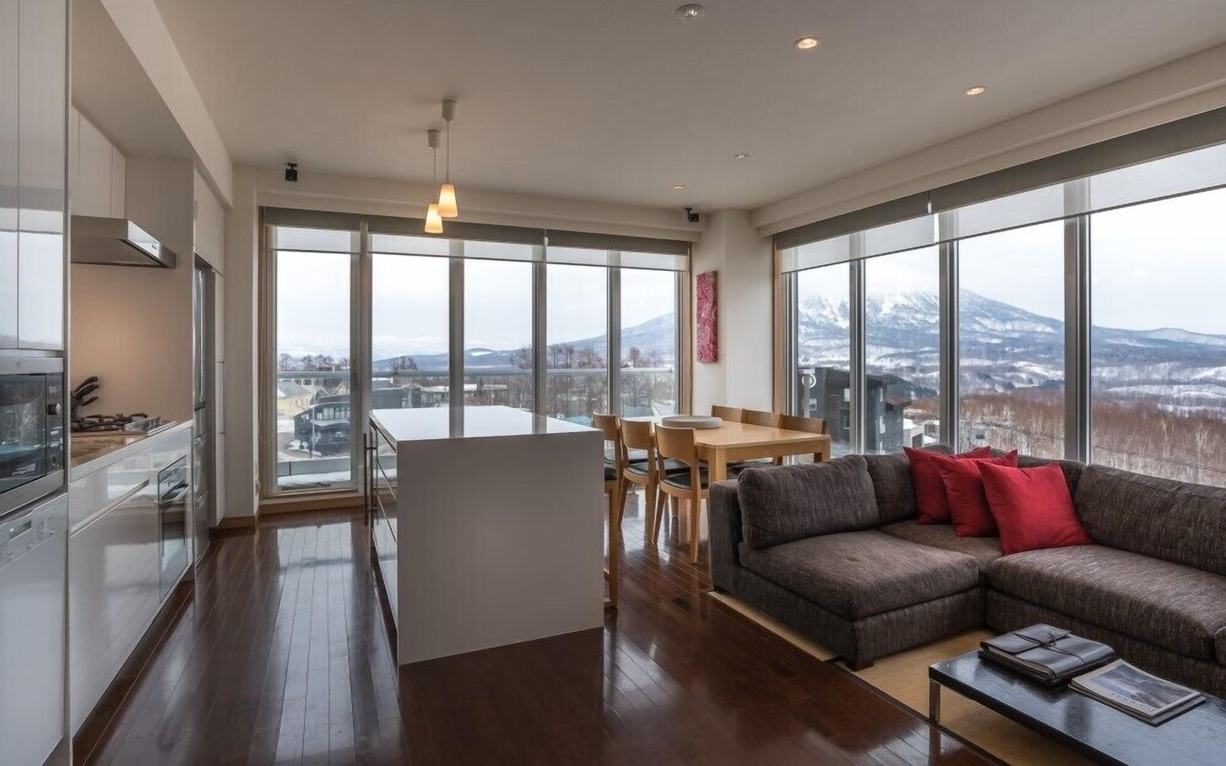 Living area | Flat-screen TV, fireplace, DVD player