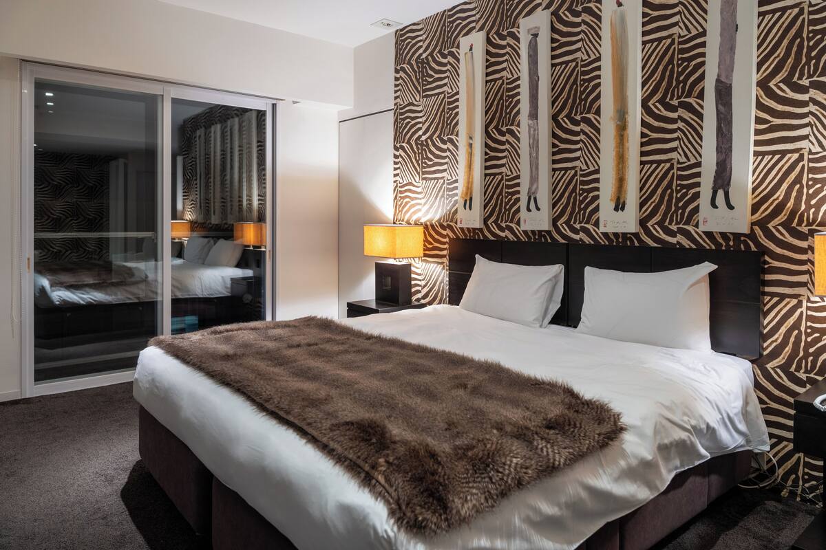 3 bedrooms, premium bedding, desk, iron/ironing board